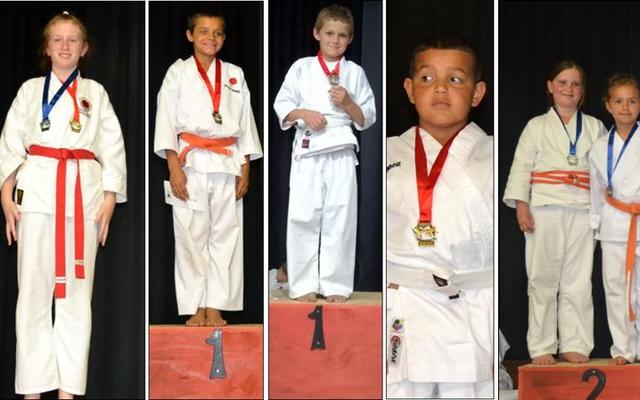 Pa Dawie en sy seun Harley Botha met hul medaljes.  Dawie het twee eerste plekke verower en Harley â€˜n eerste en derde plek.  Mikayla Herselman wat â€˜n eerste en tweede plek verower het. Andre Geerts spog met sy eerste plek. Hanlo van Rensburg spog ook  met â€˜n eerste plek. Lehem Friendly, â€˜n regte â€˜soldaatjieâ€™, het â€˜n eerste plek  ingepalm. Nina  wat tweede geÃ«indig het, staan heel links op die podium,  met haar ewebeeld, ZoÃ« wat â€˜n eerste en derde plek verower het tydens die klub se gordel-gradering.