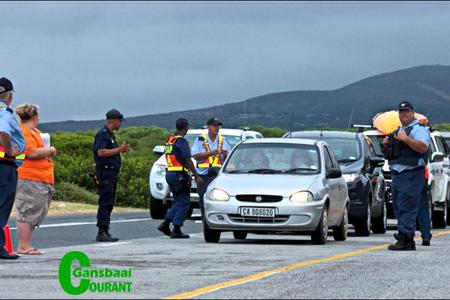 In plaas van die normale roetine by â€˜n padblokkade, is talle motorbestuurders verlede Donderdag verras met vriendelike Gansbaai-inwoners en inligtingspakkies, tydens die dorp se jaarlikse â€˜vriendelike padblokkadesâ€™.
