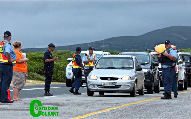 In plaas van die normale roetine by â€˜n padblokkade, is talle motorbestuurders verlede Donderdag verras met vriendelike Gansbaai-inwoners en inligtingspakkies, tydens die dorp se jaarlikse â€˜vriendelike padblokkadesâ€™.