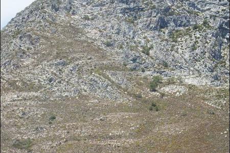 Die â€œopgeknapteâ€ Gansbaai-naam en anker teen Gansbaai-berg se hange, wat vanjaar deur Gansbaai Toerisme en Strandveld Voetslaanklub se lede skoongemaak en geverf is.