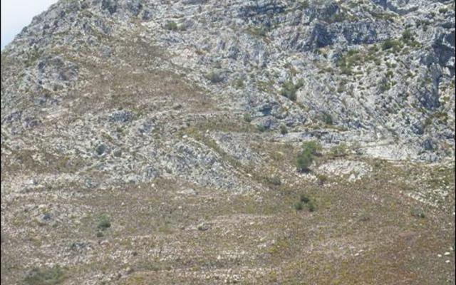 Die â€œopgeknapteâ€ Gansbaai-naam en anker teen Gansbaai-berg se hange, wat vanjaar deur Gansbaai Toerisme en Strandveld Voetslaanklub se lede skoongemaak en geverf is.