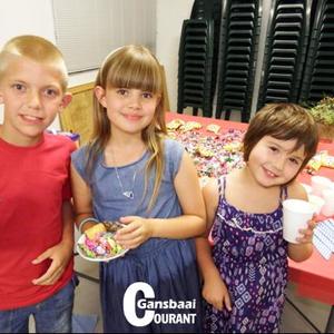 Drie van die jongklomp wat nie kon wag om by die spesiale kindertafel uit te kom nie. Van links Luan Fourie (11), Celeste Rosslee (10) en Nika CronjÃ© (7).