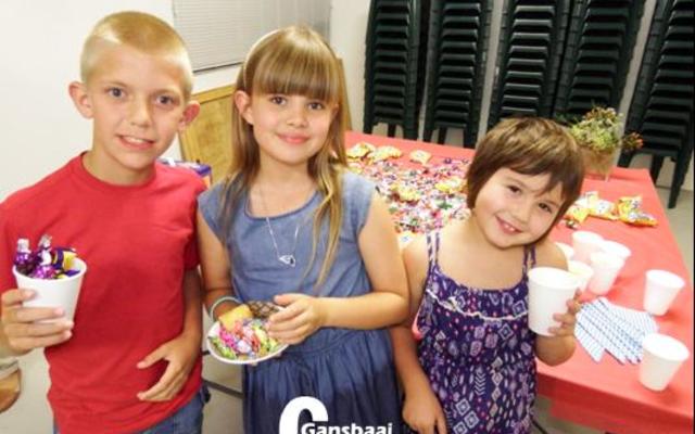 Drie van die jongklomp wat nie kon wag om by die spesiale kindertafel uit te kom nie. Van links Luan Fourie (11), Celeste Rosslee (10) en Nika CronjÃ© (7).