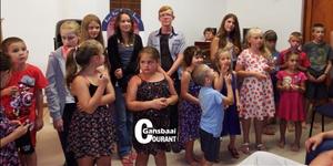 Hierdie groep kinders het elk â€˜n lampie ontvang waarmee hulle die kerkgebou binne gestap het en wat hulle as â€˜n aandenking kon saamneem huis toe.