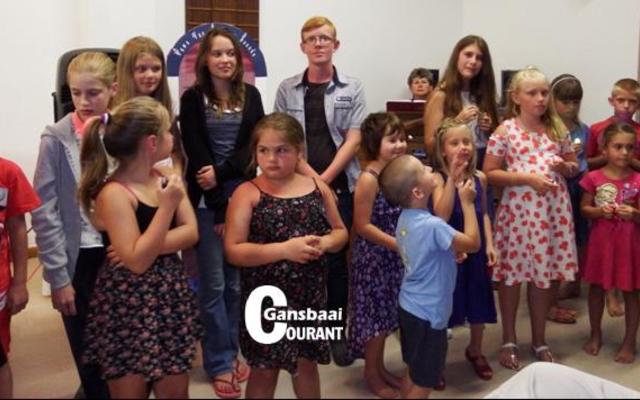 Hierdie groep kinders het elk â€˜n lampie ontvang waarmee hulle die kerkgebou binne gestap het en wat hulle as â€˜n aandenking kon saamneem huis toe.