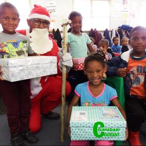 Die leerders van Gansbaai PrimÃªr kon nie wag om hul skoendose met geskenke oop te maak nie. Van links Cheswin Dreyser, Vader Kersfees, Carmen Lambert, Jaimie-Lee Pieterse en Cheswin Pieters.