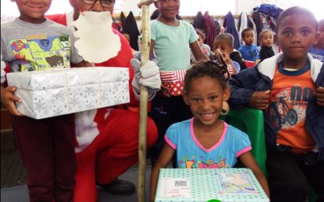 Die leerders van Gansbaai PrimÃªr kon nie wag om hul skoendose met geskenke oop te maak nie. Van links Cheswin Dreyser, Vader Kersfees, Carmen Lambert, Jaimie-Lee Pieterse en Cheswin Pieters.