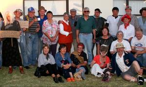 Houtwerkers plaas hul beitels neer