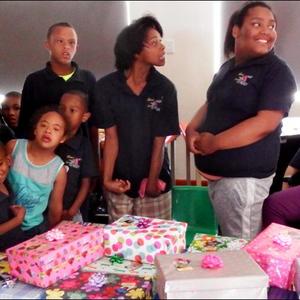 Die opgewonde kinders van Elim Tehuis vir Gestremdes het uit volle bors saam gesing voordat hulle hul pakkies oopgemaak het.