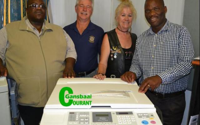 Die nuwe kopieermasjien vir Masakhane Primary School wat een van die projekte is wat deur fondsinsamelings in Engeland deur Jack Doyle gerealiseer het. Vlnr McDonnald Mciteka (adjunkhoof), Malcolm Bury (Stanford RotariÃ«rs), Margi Muller (plaaslike verteenwoordiger van Jack Doyle) en Maxwell Mdini (skoolhoof).