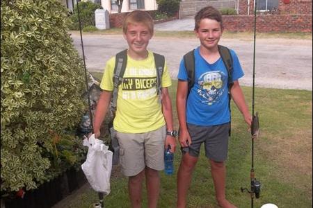 Christoff Dahl, links en sy vakansiemaatjie, Divan Burger wat gereeld diÃ© vakansie by Stanfordsbaai gaan lyn natmaak.  Hulle spog met harders, karelgrootoÃ«, haaitjies en klipvissies. Lekker man!