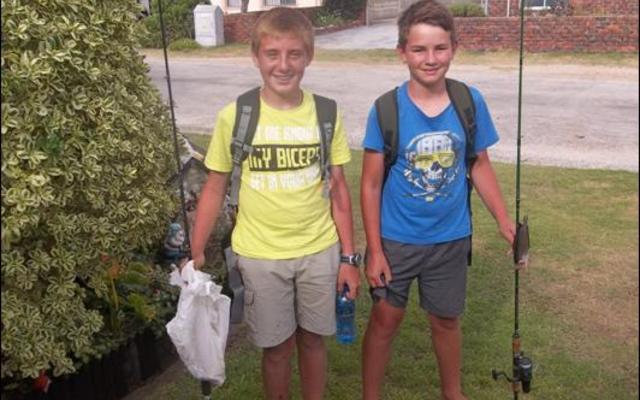 Christoff Dahl, links en sy vakansiemaatjie, Divan Burger wat gereeld diÃ© vakansie by Stanfordsbaai gaan lyn natmaak.  Hulle spog met harders, karelgrootoÃ«, haaitjies en klipvissies. Lekker man!