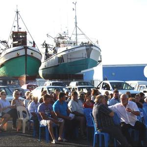 â€˜n  Deel  van  die  toehoorders  tydens  vanjaar  se  Vissermans Dankseggingsdiens in Gansbaai hawe.
