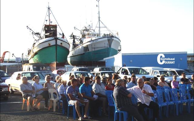 â€˜n  Deel  van  die  toehoorders  tydens  vanjaar  se  Vissermans Dankseggingsdiens in Gansbaai hawe.