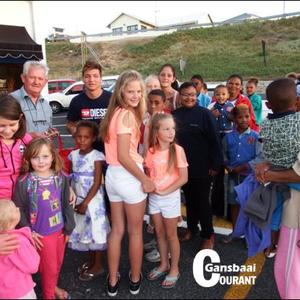 Pastoor Frikkie Zeelie maak jaarliks seker dat die kinders na afloop van die Vissermansdienste nie met leÃ« hande huis toe gaan nie. Hier deel â€œOomâ€ Flippie Otto (links agter) die lekkernye uit.