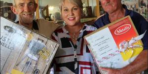 DiÃ© manne gaan braai.  Andre Roos en Sextus Neethling ontvang hul pryse van Petra van Rensburg van OK Foods.  Hulle het die vierde plek ingepalm.