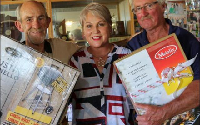 DiÃ© manne gaan braai.  Andre Roos en Sextus Neethling ontvang hul pryse van Petra van Rensburg van OK Foods.  Hulle het die vierde plek ingepalm.