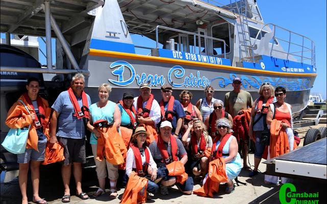 Die groep is van links Hanro, â€˜n Potchefstromer, Hannes en Tiekie van Biljon, Samantha Otto, Henry Coston en Bart van Biljon, Lorraine Fourie en Lida-Mari van der Walt van Bloemfontein, Estelle Paulsen, Du Toit Kotze, Monica Hayes en Martiena Kotze.Â  Voor sitÂ  Danie en Liesl Marais van Bloemfontein, Emmie van Wyk en Marinda van der Walt.