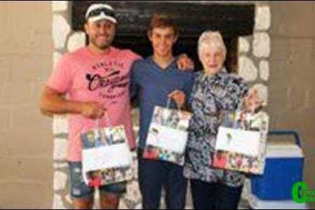 Die wenners van die Germishuysfamilie van Gansbaai se kompetisie tydens hul 35ste familiefees. Vlnr Francois Fraser (tweede), Tiaan Esterhuizen (wenner) en Ria Pietersen (derde).