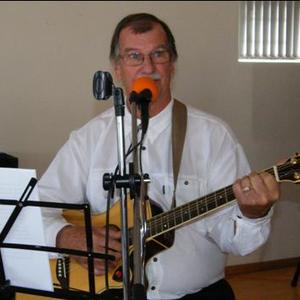 Wyle Dirk BÃ¼chner op sy gelukkigste met sy kitaar en sang tydens â€˜n Moedersdagfunksie by die Birkenhead Boothengelklub. 