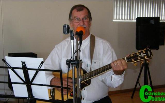 Wyle Dirk BÃ¼chner op sy gelukkigste met sy kitaar en sang tydens â€˜n Moedersdagfunksie by die Birkenhead Boothengelklub. 