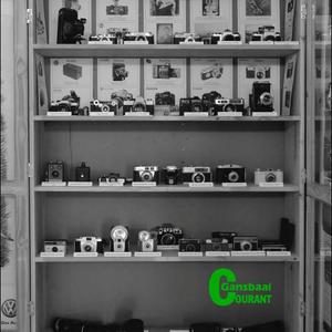  â€˜n Geheelbeeld van die verskeidenheid  van  veteraan kameras en lense wat in Gansbaai Toerisme se uitstallingslokaal te siene is. 