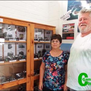 â€˜n Veteraan kamera-uitstalling in Gansbaai Toerisme se uitstallingslokaal wat die moeite werd is om te besoek. Vlnr Glenda Kitley (Bestuurder: Gansbaai Toerisme) en die uitstaller, John McGregor.