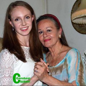 Lynette van Wyk (regs) van Gansbaai, â€˜n wÃªreldbekende ballerina vanuit toeka se dae en Alice le Roux, â€˜n jong en opkomende ballerina van Pretoria.