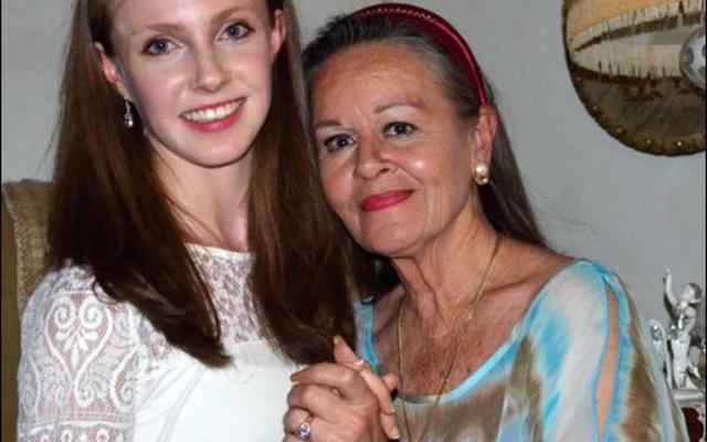 Lynette van Wyk (regs) van Gansbaai, â€˜n wÃªreldbekende ballerina vanuit toeka se dae en Alice le Roux, â€˜n jong en opkomende ballerina van Pretoria.