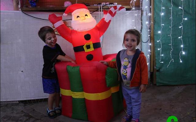 Johan TerblanchÃ© van Stellenbosch en Liz-Mari Louw van Durbanville   wat saam met hul ouers vakansie hou in De Kelders, het hulle verstom aan die verskeidenheid Kersvaders.