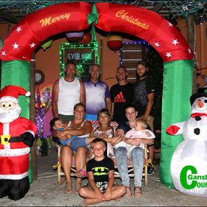 Yvonne Groenewald (sittende, middel) het jare gelede die feÃ«tjieland in Buitekantstraat 25 vir haar kleinkinders begin skep.  Heel voor sit haar kleinseun Rico Groenewald en agter staan die vier Groenewald-manne â€“ Christo Jnr, Christo Snr, Sidney Venter (â€˜n vriend) en Jean Pierre. Voor sit Riana met Lian, Yvonne en Charlene met hul jongste kleinkind, Mieke.