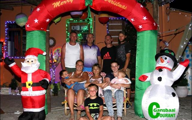 Yvonne Groenewald (sittende, middel) het jare gelede die feÃ«tjieland in Buitekantstraat 25 vir haar kleinkinders begin skep.  Heel voor sit haar kleinseun Rico Groenewald en agter staan die vier Groenewald-manne â€“ Christo Jnr, Christo Snr, Sidney Venter (â€˜n vriend) en Jean Pierre. Voor sit Riana met Lian, Yvonne en Charlene met hul jongste kleinkind, Mieke.