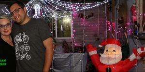 Tiaan Willemse wat vakansie hou in Hermanus en Lida-Mari van der Walt, â€˜n onderwysstudent van Bloemfontein was van die vele besoekers in Buitekantstraat.