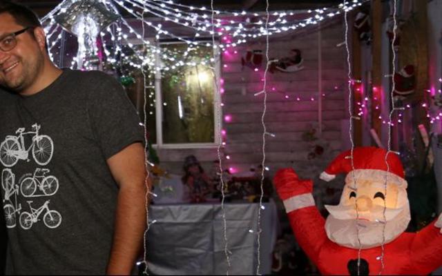 Tiaan Willemse wat vakansie hou in Hermanus en Lida-Mari van der Walt, â€˜n onderwysstudent van Bloemfontein was van die vele besoekers in Buitekantstraat.