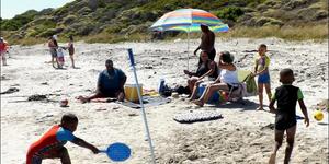 Nolene Kini van Richmond  vertel dat dit hulle eerste vakansie in Gansbaai is.  Hulle is verlief op die plek en gaan vir twee weke tuis in â€˜n vakansiehuis in Kleinbaai.  Op die oomblik kyk hulle uit vir â€˜n erf om te koop, want hulle wil vir die res van hul lewens hul twee weke vakansie hier kom spandeer.  Die besige twee seuntjies op die voorgrond is haar seuns, Ethan en Angelo.  Shaun October, â€˜n familie-vriend vanuit Victoria-Wes staan links met Akhona Kili, Nolene, Zelda October en Shane October regs.