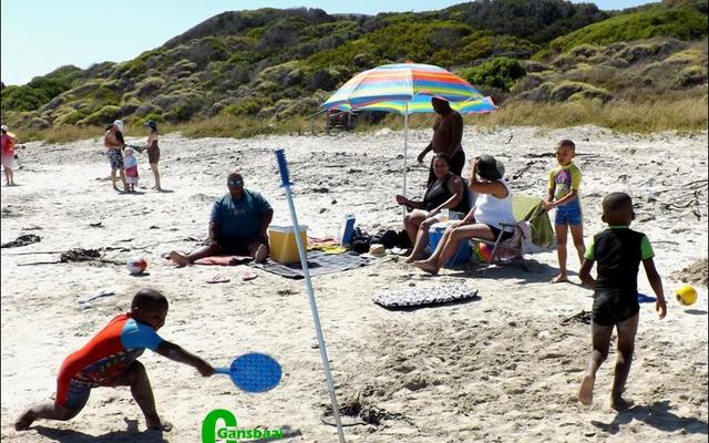 Nolene Kini van Richmond  vertel dat dit hulle eerste vakansie in Gansbaai is.  Hulle is verlief op die plek en gaan vir twee weke tuis in â€˜n vakansiehuis in Kleinbaai.  Op die oomblik kyk hulle uit vir â€˜n erf om te koop, want hulle wil vir die res van hul lewens hul twee weke vakansie hier kom spandeer.  Die besige twee seuntjies op die voorgrond is haar seuns, Ethan en Angelo.  Shaun October, â€˜n familie-vriend vanuit Victoria-Wes staan links met Akhona Kili, Nolene, Zelda October en Shane October regs.