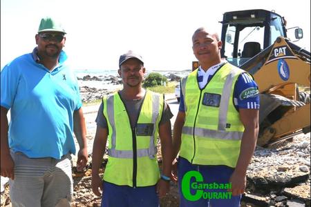 Terwyl vakansiegangers heerlik rondbaljaar in ons pragtige omgewing, is daar spanne werkers wat op die agtergrond allerlei noodsaaklike dienste klopdisselboom laat verloop. Gordon Adendorff, Frankcin Pieterse en Heinrich Valentine het hul Kersdag opgeoffer om â€˜n gebarste pyp in FranskraalÂ  te herstel.Â  â€œWe salute you!â€