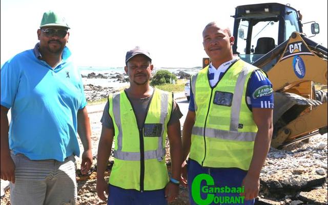 Terwyl vakansiegangers heerlik rondbaljaar in ons pragtige omgewing, is daar spanne werkers wat op die agtergrond allerlei noodsaaklike dienste klopdisselboom laat verloop. Gordon Adendorff, Frankcin Pieterse en Heinrich Valentine het hul Kersdag opgeoffer om â€˜n gebarste pyp in FranskraalÂ  te herstel.Â  â€œWe salute you!â€