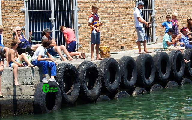 Of dit nou â€œontspanâ€ in die sonnetjie is en of dit die hengelgogga is watÂ  gebytÂ  het, hierdie groepie vakansiegangers het hulself terdeÃ« geniet toe hulle by Gansbaai Hawe gaan uitspan het -Â  met of sonder â€˜n byt aan die hoeke.