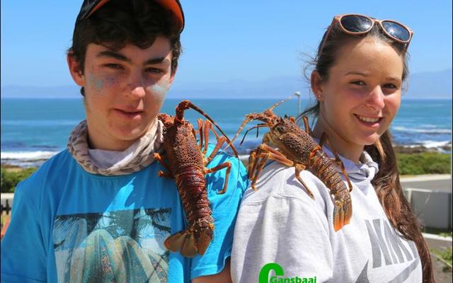 Werner van Zyl (14) en sy niggie, Ceara de Gouveia (16) van BloubergstrandÂ  geniet hul somervakansie terdeÃ« deur vroegoggend, wanneer die meeste mense nog slaap, te gaan tuna vang.