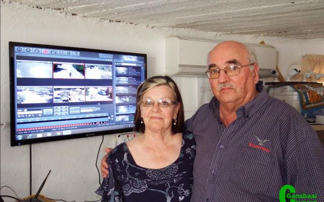 Die op en wakker egpaar, Paul en Doreen Venter, wat Uilkraal Buurtwag in Uilenkraalsmond Vakansie-oord met â€˜n â€œsekuriteitsâ€-hand beheer, in samewerking met hulle sowat 20 aktiewe lede.