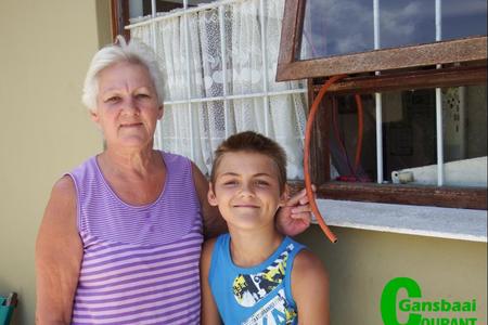 Die afgesnyde pyp van die gasbottel waarmee â€˜n dief weggehardloop het. â€œHoe arrogant kÃ¡n â€˜n skelm nou raak?â€ wonder Amanda Smit en  haar kleinseun, Ralph (10). Hy het die dief in die oÃ« gekyk toe laasgenoemde die pyp doodluiters afsny en weghardloop.