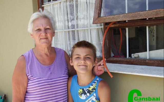 Die afgesnyde pyp van die gasbottel waarmee â€˜n dief weggehardloop het. â€œHoe arrogant kÃ¡n â€˜n skelm nou raak?â€ wonder Amanda Smit en  haar kleinseun, Ralph (10). Hy het die dief in die oÃ« gekyk toe laasgenoemde die pyp doodluiters afsny en weghardloop.