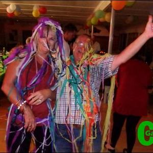 Stella Swart, â€˜n klublid en â€˜n gas, mnr Smith, was op vrolike wyse gereed vir die aanbreek van 2017 om 12 uur Oujaarsaand.