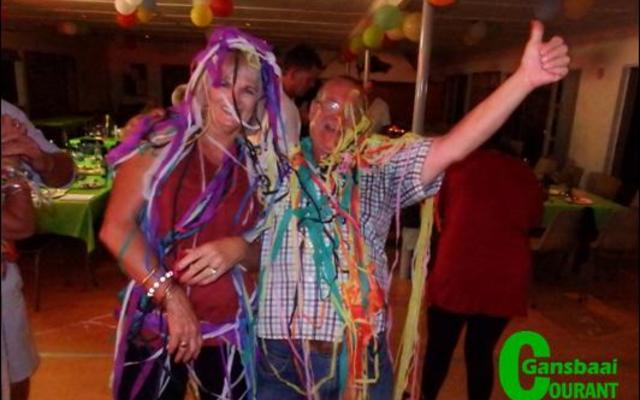 Stella Swart, â€˜n klublid en â€˜n gas, mnr Smith, was op vrolike wyse gereed vir die aanbreek van 2017 om 12 uur Oujaarsaand.