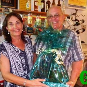 Ralph Gibbs, die Birkenhead Boothengelklub se kroegman se Oujaarsvreugde het verdubbel met die wen van â€˜n spesiale geskenkpak (â€œraffleâ€) wat deur Theresa de Wet aan hom oorhandig is.  