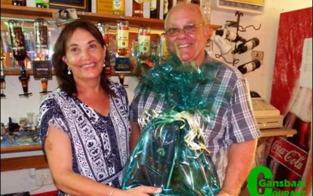 Ralph Gibbs, die Birkenhead Boothengelklub se kroegman se Oujaarsvreugde het verdubbel met die wen van â€˜n spesiale geskenkpak (â€œraffleâ€) wat deur Theresa de Wet aan hom oorhandig is.  