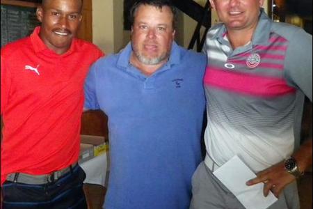 Melvin Tobias (links) en Pieter Loubser (regs) het die 4BBB Stableford  gewen.   Francois  van  der Merwe in die middel, het gesorg dat die kompetisie vlot verloop met sy puik reÃ«lings.
