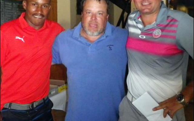 Melvin Tobias (links) en Pieter Loubser (regs) het die 4BBB Stableford  gewen.   Francois  van  der Merwe in die middel, het gesorg dat die kompetisie vlot verloop met sy puik reÃ«lings.