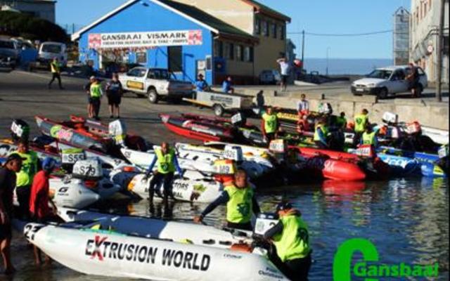 Die bootwedrenjaers van die Trans Agulhas Rubberbootwedren, maak gereed vir hul blitsige wegspring om 08:00 op Nuwejaarsdag vanaf Gansbaai hawe vir hul laaste uitputtende skof na die Strand - nÃ¡ â€˜n rustige nag in Gansbaai waar hulle oornag het.
